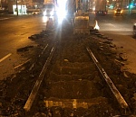 Темной-темной ночью на темном-темном путепроводе в Астрахани наконец убрали рельсы