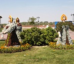  В Астрахани появились три "Аленушки" из живых растений