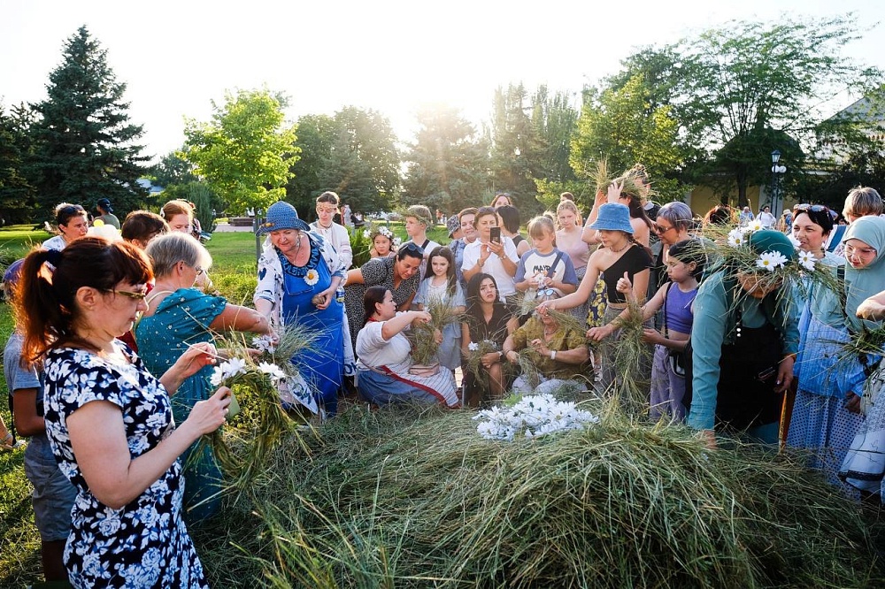 Завтра в Астраханском кремле с размахом отметят День семьи, любви и верности