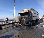 На Новом мосту в Астрахани сгорел МАЗ, работает полиция