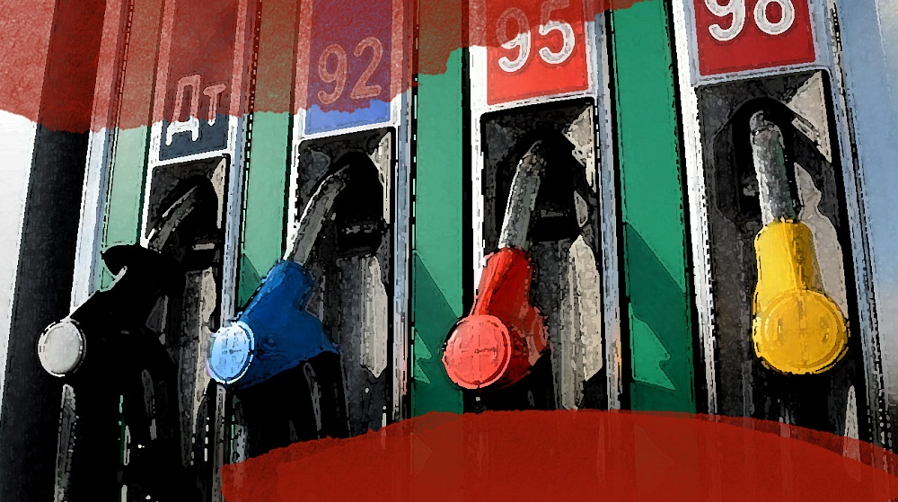 Бензин на астраханских АЗС держится на уровне прошлого года