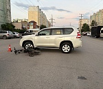 Подросток на электросамокате врезался в иномарку в Астрахани