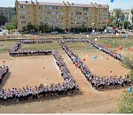 Фото дня: ученики астраханской школы выстроились в огромную цифру 50