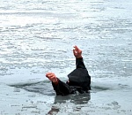 В астраханской дельте под лед провалился мужчина