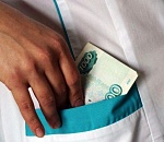 В Астрахани двух врачей-наркологов подозревают в получении взятки