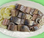 Кража века: астраханец украл из гаража 2 банки консервированной селедки