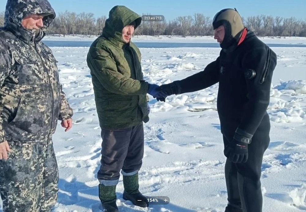 Счастливый случай спас провалившегося под лед астраханца