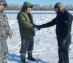 Счастливый случай спас провалившегося под лед астраханца