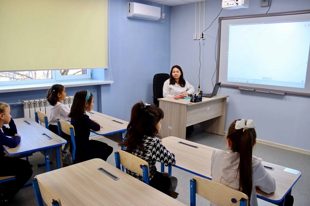 После капремонта в астраханском селе открылась школа - теперь современная и красивая