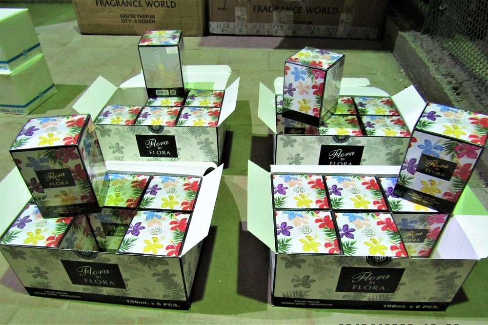 Астраханские таможенники выявили более 7,5 тонн немаркированных духов и бритвенных станков 