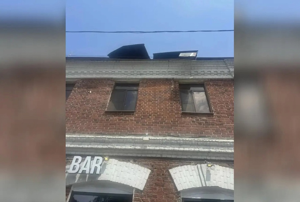 Лист железа грозил сорваться на голову посетителям известного бара в Астрахани