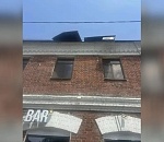 Лист железа грозил сорваться на голову посетителям известного бара в Астрахани