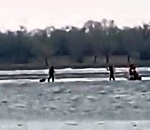 Недалеко от Астрахани трех рыбаков отнесло на льдине