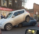 В центре Астрахани произошла серьезная авария: одна машина "запрыгнула" на другую 