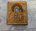 Женщина залезла в астраханский храм, выпила вина и украла икону