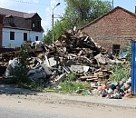 Астраханка жаловалась на свалку, а получит новое жилье. Ещё одна странная история про аварийные дома