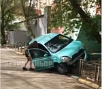 Астраханка залетела на ограждение: кадры улетной парковки