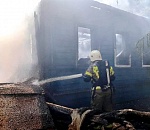 В Астрахани целый час тушили два здания возле канала Варвация