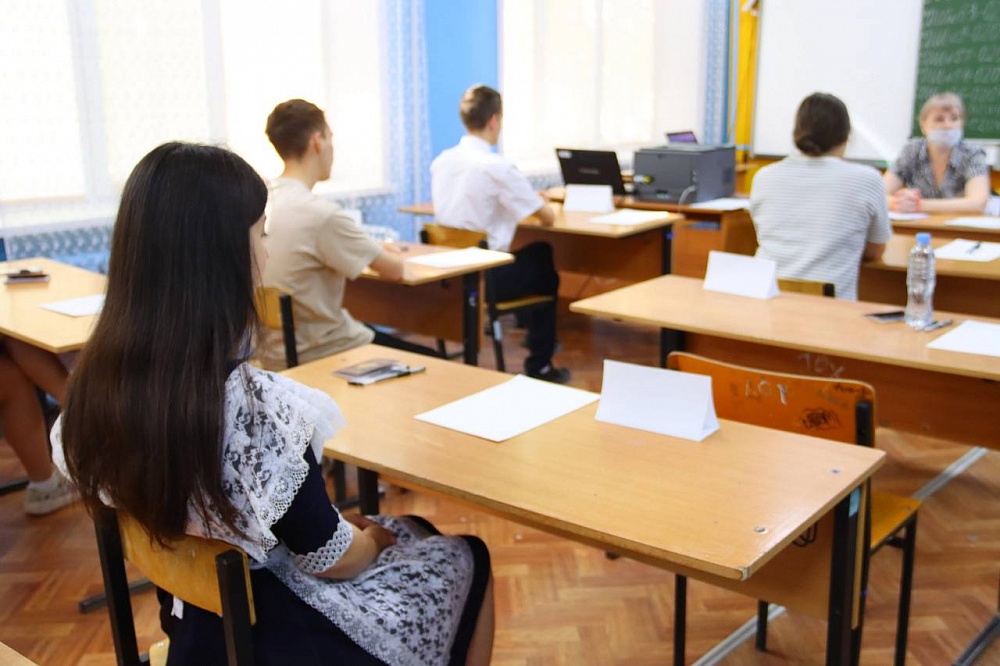 Сегодня более 1700 астраханских школьников сдали ЕГЭ по обществознанию 