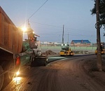 На улице Ботвина в Астрахани укладывают верхний слой асфальта