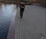 Видео дня: юный астраханец поймал рыбу в Лебедином озере