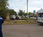 В Астрахани утром после столкновения с МАЗом перевернулось такси с пассажирами: видео