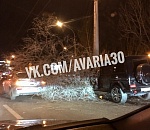 В Астрахани водитель-лихач на дорогом авто снёс дерево и вписался в столб