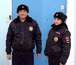 Чуть не опоздали. Астраханские полиция и МЧС спасали из запертой квартиры супружескую пару