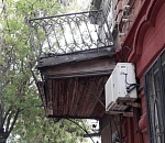 Балконные ужасы: астраханцы ходят в страхе по улице Свердлова