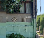 Жильцы дома на Яблочкова, во дворе которого погиб ребенок, с криками просят убрать еще одну бетонную плиту: видео