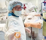 Хирурги показали крупный тромб, удаленный из сосуда астраханки 