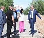 Игорь Седов проверил ремонт улицы Хибинской и нашел недочеты