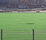 На недавно отремонтированном стадионе появилась яма 