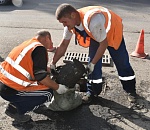 В Астрахани продолжают прочищать ливневку