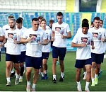 Игроки астраханского ФК «Волгарь» вышли на предматчевую тренировку в необычных футболках