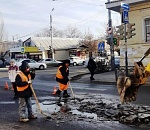 В Астрахани на дорогах устраняют наледь, из-за чего перекрывается автодвижение