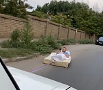 Астраханец прокатился по городу на матрасе: видео