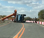 В Астраханской области ветер снес автокран