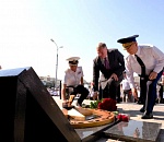 В честь Дня ВМФ астраханский губернатор возложил цветы к памятникам Петру I и погибшим кораблям