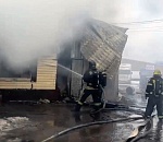 В Астрахани запылали административное здание и склад на рынке «Славянский»