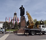 В Астрахани на площади помыли памятник Ленину