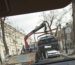 В центре Астрахани работает эвакуатор