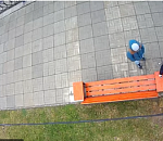 В Астрахани на Аллее семьи раскурочили "умную" лавочку. Видео