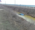 Под Астраханью автомобиль съехал в водоем