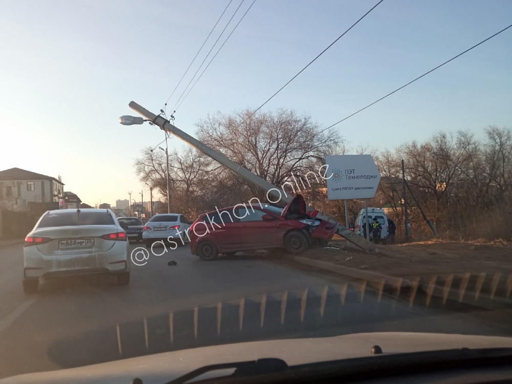 В Астрахани иномарка погнула столб