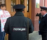 Зачем многодетные мамы пикетировали у Красного здания