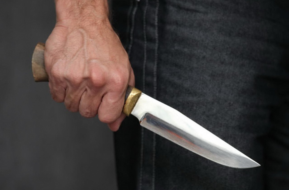 В Астрахани вор-домушник накинулся с ножом на хозяев за пачку сигарет