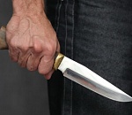 В Астрахани вор-домушник накинулся с ножом на хозяев за пачку сигарет