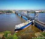 "Композитора Рахманинова" и его экипаж, застрявших в Астрахани, не могут спасти: кадры с квадрокоптера