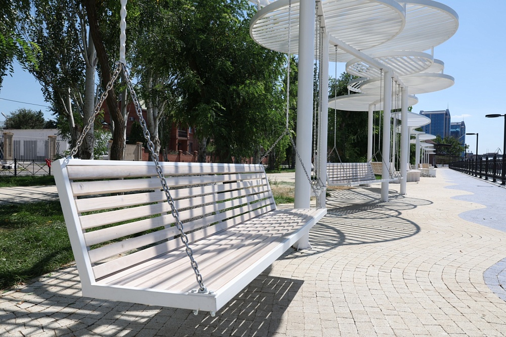 Четвертый этап реконструкции Комсомольской набережной в Астрахани близится к завершению